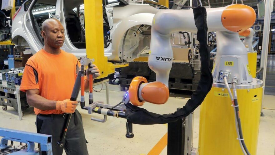 Robotti jeesaa työssä ja kahvitauossa – Ford kehittää sarjatuotantoa