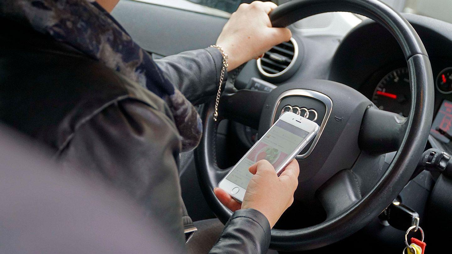 kännykän käyttö autossa puhelin