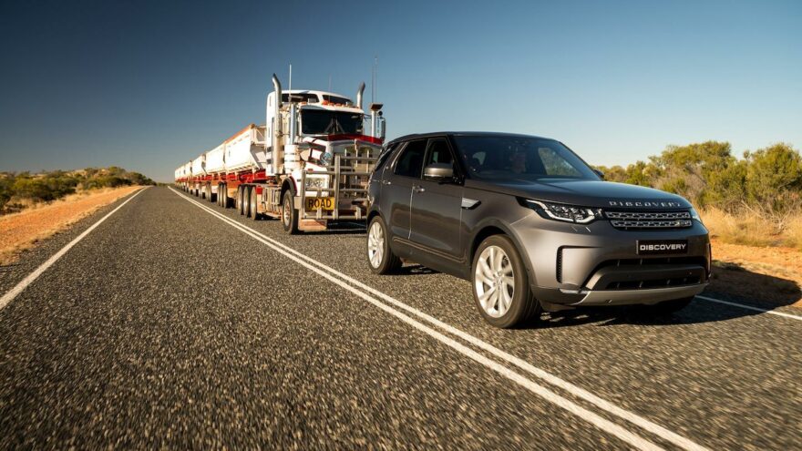 Land Rover Discovery vastaan 110 tonnin maantiejuna