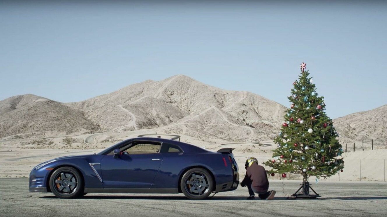 Loppiaisen pikavinkki Nissan GT-R joulukuusi koristeiden purkaminen