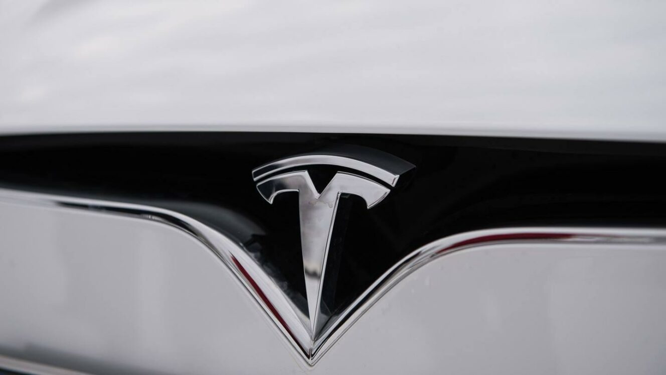 Teslan talous ja juoksu aikaa vastaan