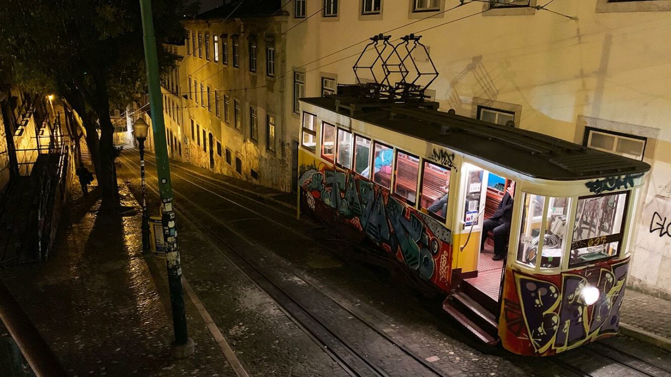 Lissabon ja kaupunkinsa näköiset raitiovaunut