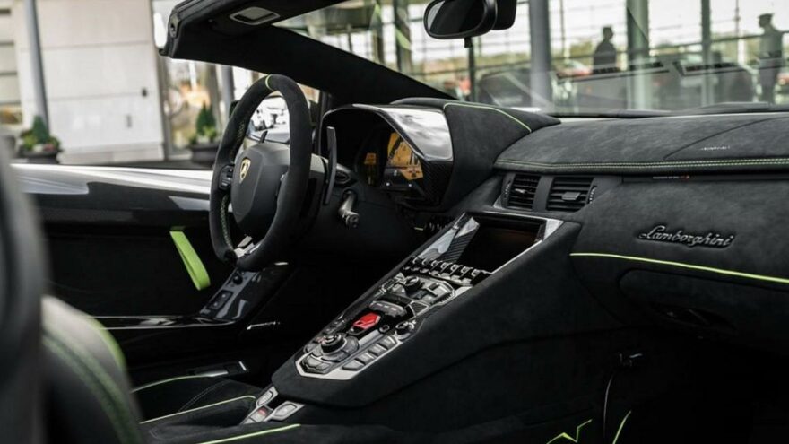 Lamborghini Aventador SV Roadster ohjaamo - Tori.fi