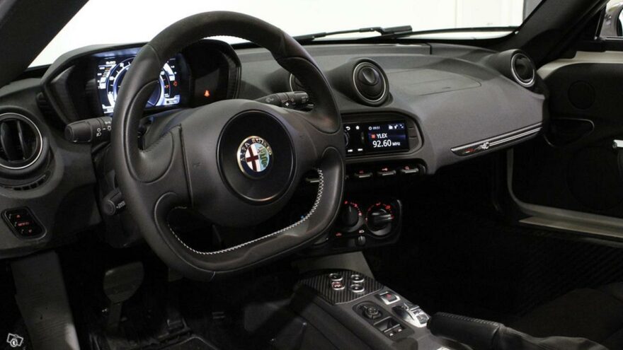 Alfa Romeo 4C - Tori - Ohjaamo