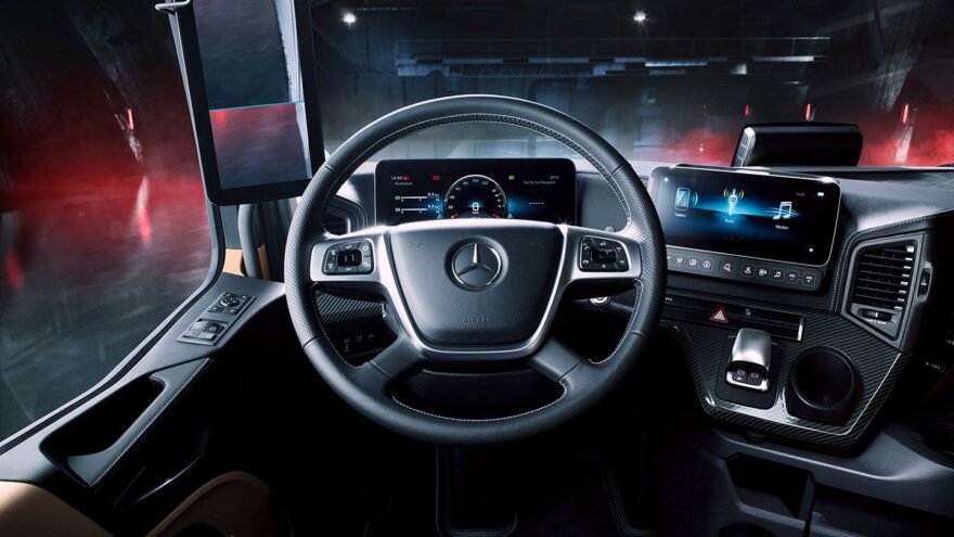 Mercedes-Benz ohjaamo