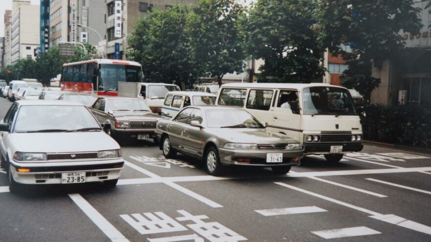 Autoilun aikakone: miksi japanilaisautojen ajettavuutta piti kehittää?