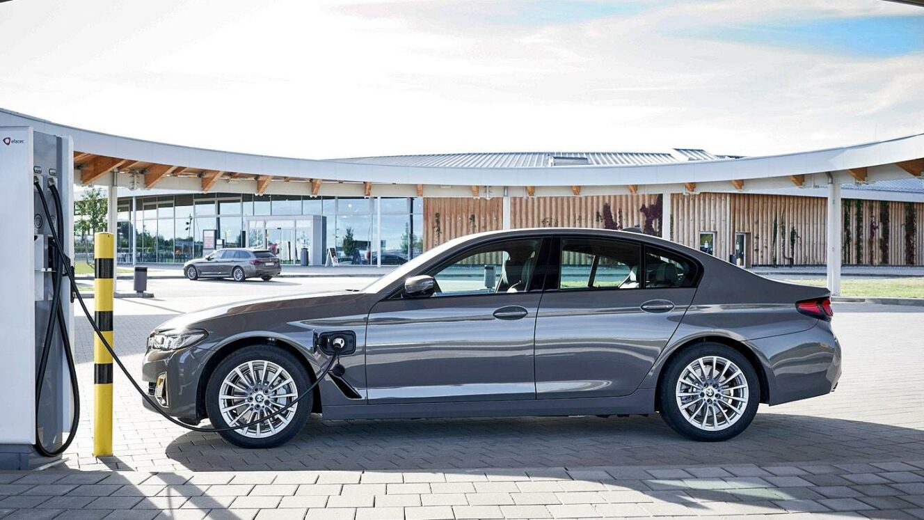 The new BMW 520e Sedan, Bernina grey amber effect (01/2021).