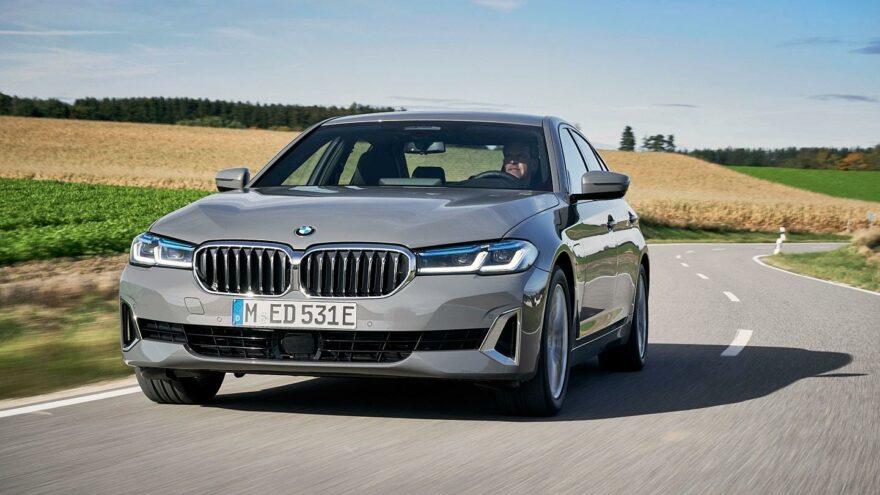 The new BMW 520e Sedan, Bernina grey amber effect (01/2021).