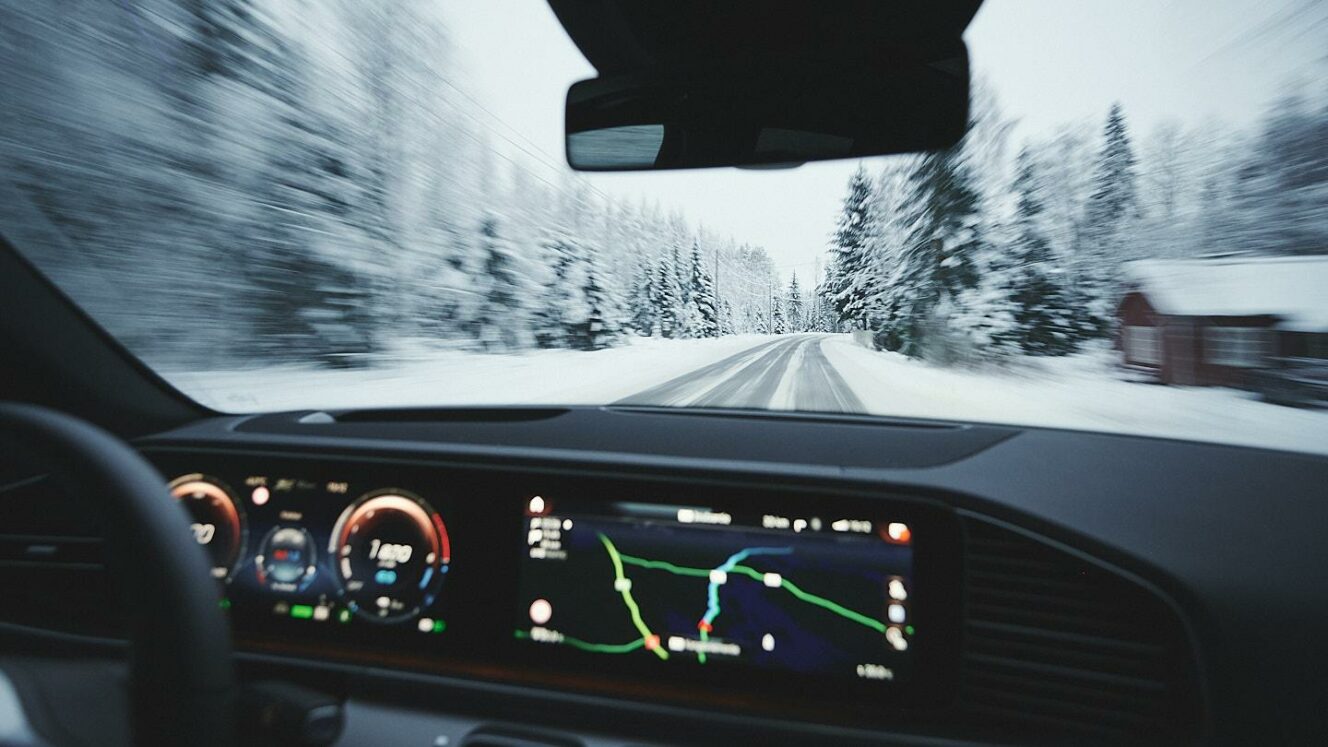 Omalla autolla ajaminen talvella - talviajokuva