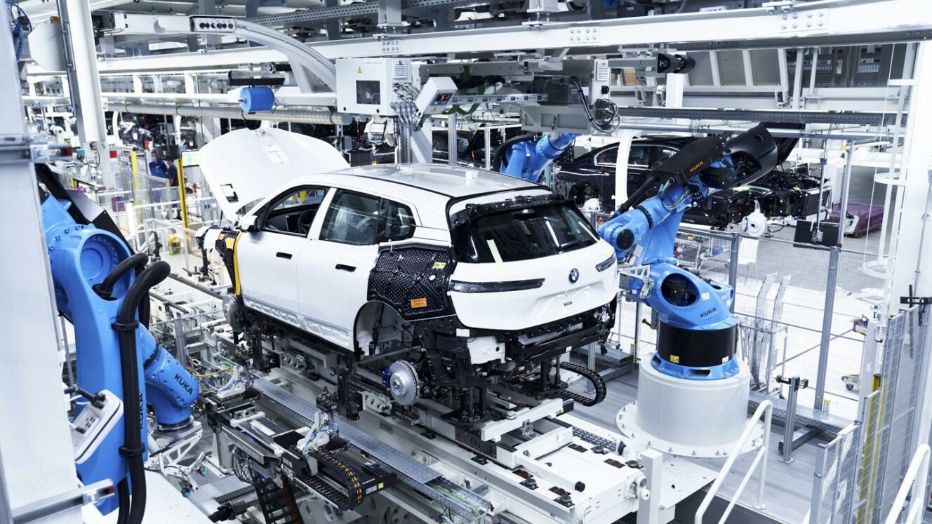 Pula puolijohdevalmisteista – BMW iX tuotanto Dingolfingin tehtaalla