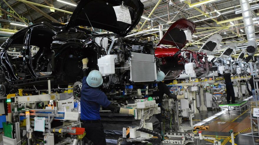Toyota Takaoka – Toyota leikkaa tuotantoa