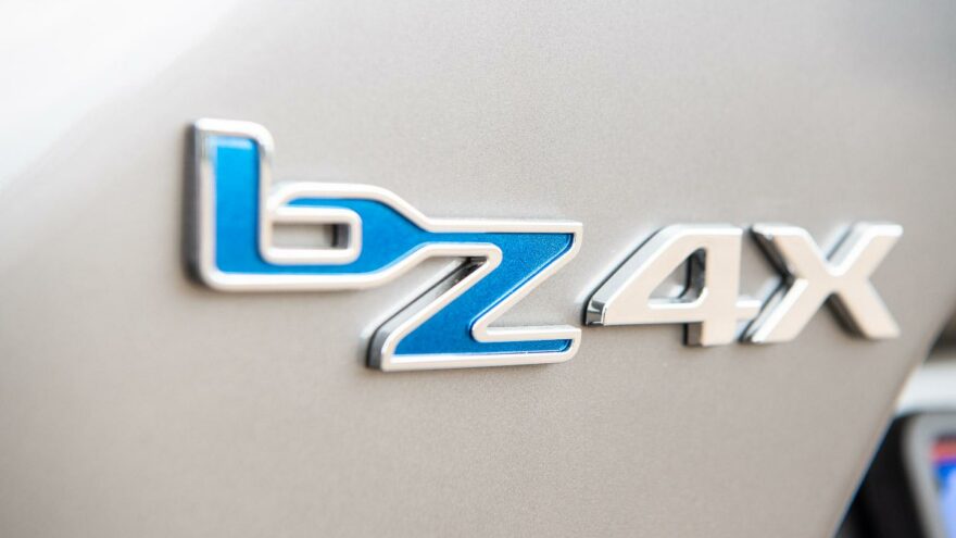Toyota bZ4X sähköauto katumaasturi