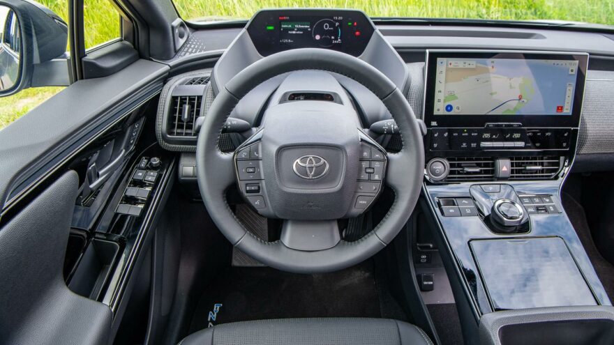 Toyota bZ4X sähköauto katumaasturi