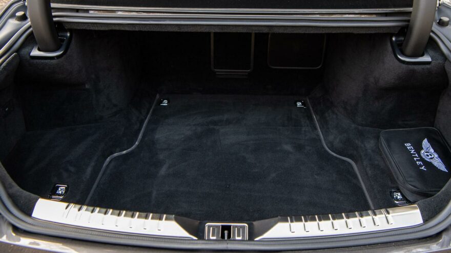 Bentley Flying Spur W12 luksus edustus 12 sylinteriä