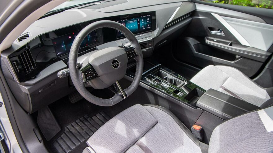 Opel Astra Innovation Plus hatchback pystyperä koeajo 1.2 130 hv bensiinimoottori