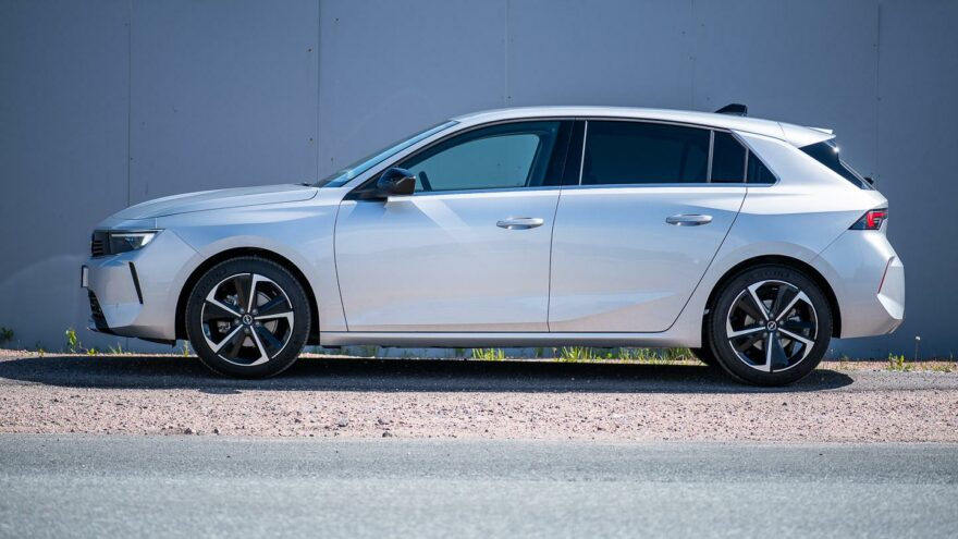 Opel Astra Innovation Plus hatchback pystyperä koeajo 1.2 130 hv bensiinimoottori