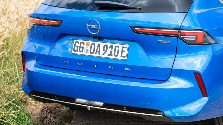 Opel Astra Sports Tourer PHEV lataushybridi farkku farmari