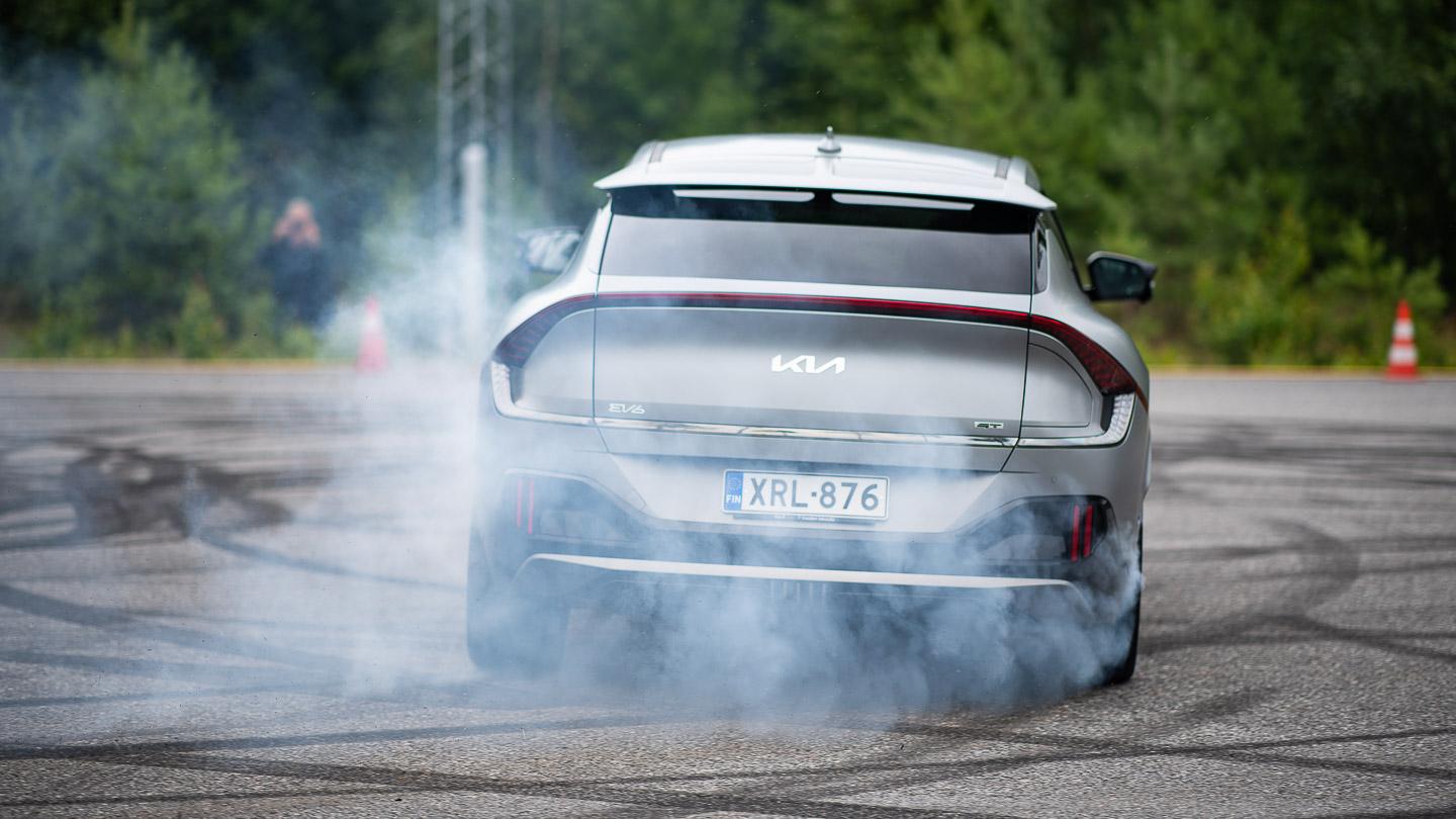 Kia EV6 GT sähköauto radalla rata sportti