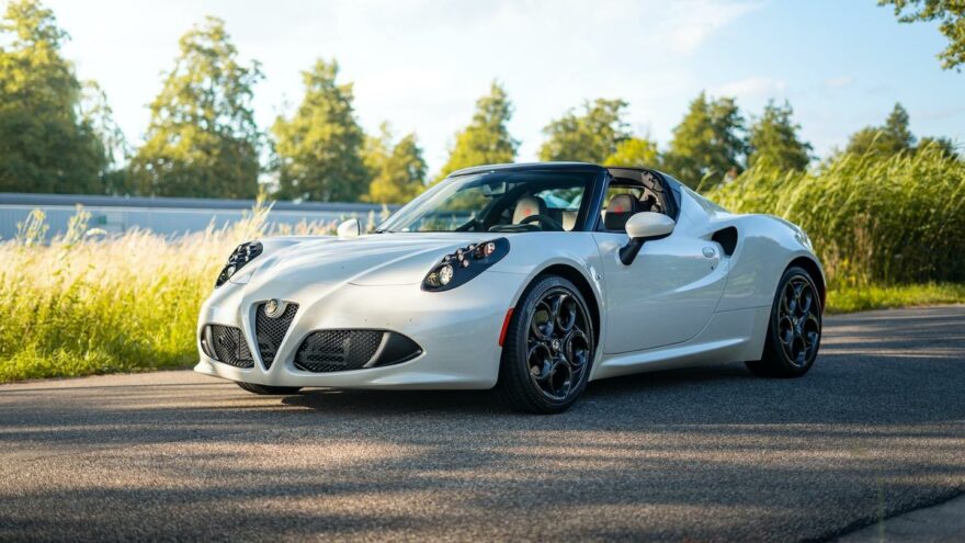 Alfa Romeo 4C huutokauppahelmet