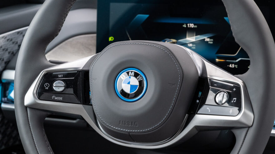 BMW i7 xDrive 60 koeajo sähköauto luksus ylellinen