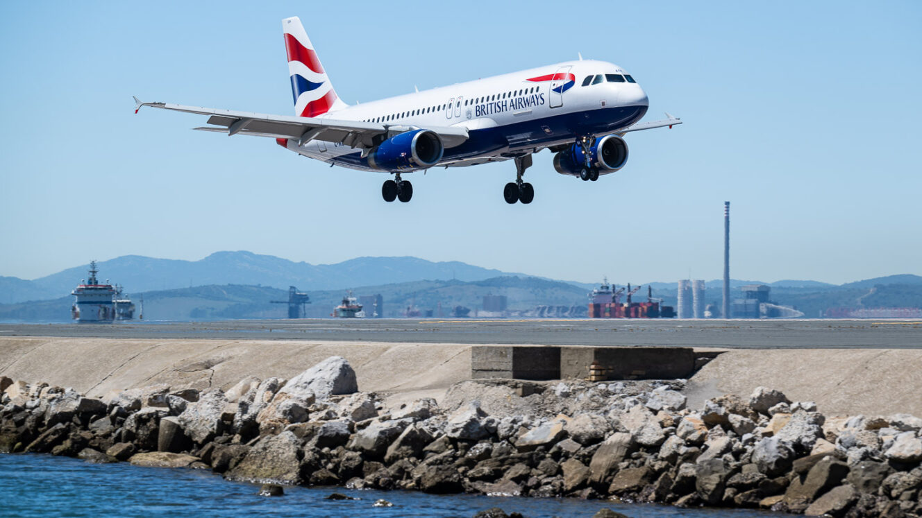Gibraltar lentokenttä spottaus Airbus A320
