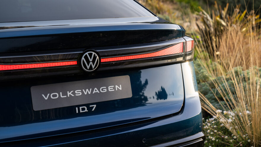 Volkswagen ID.7 sähkö sedan liftback ohjaus