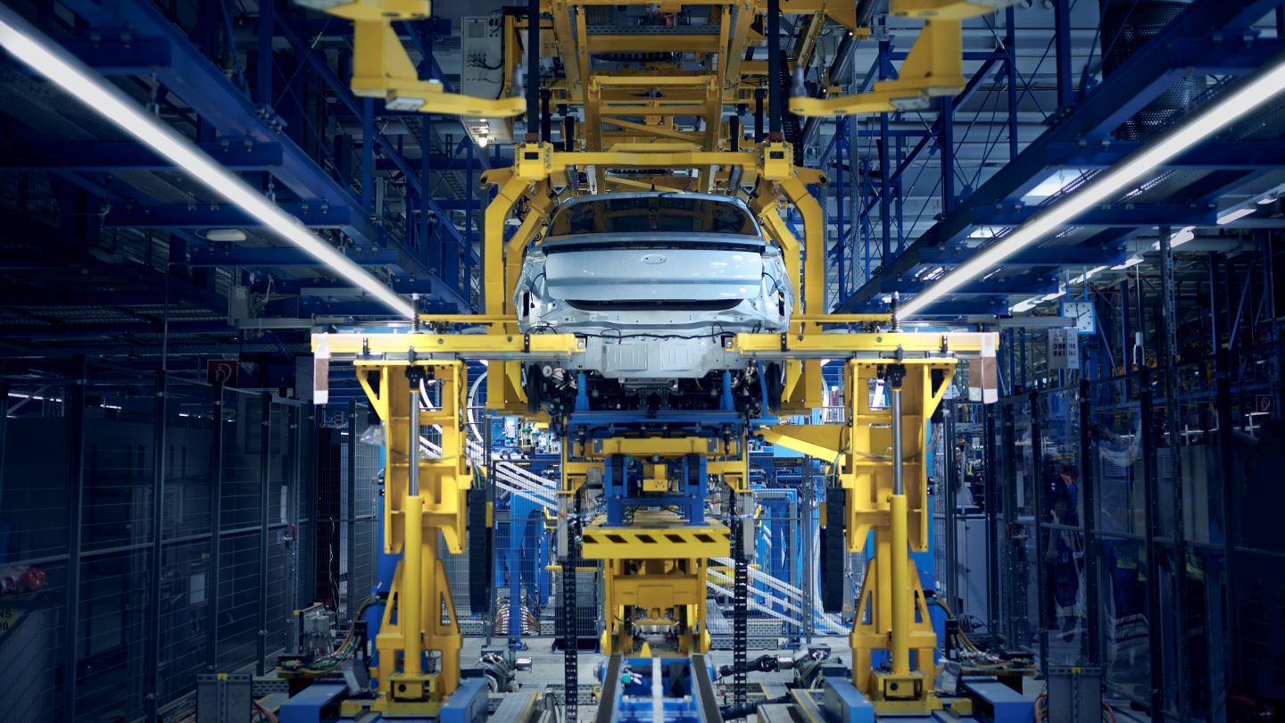 Ford muunsi historiallisen Kölnin tehtaansa sähköautokeskukseksi ja ...