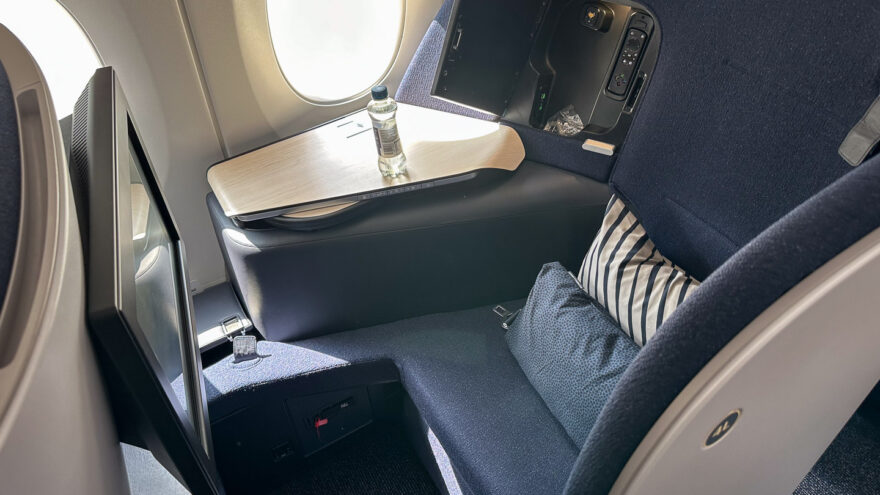 Finnair AirLounge businessluokka A350 pystyselkä kiinteä selkänoja Collins