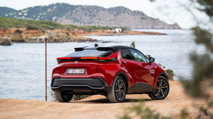 Toyota C-HR hybridi lataushybridi