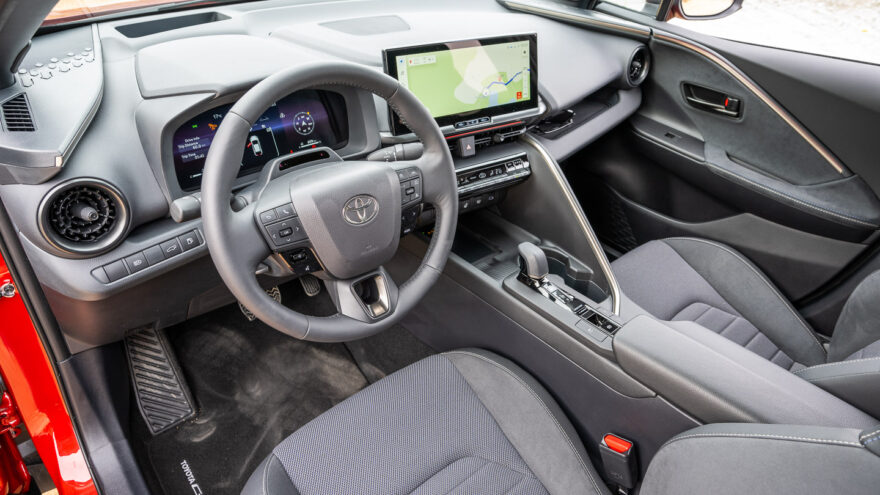 Toyota C-HR hybridi lataushybridi