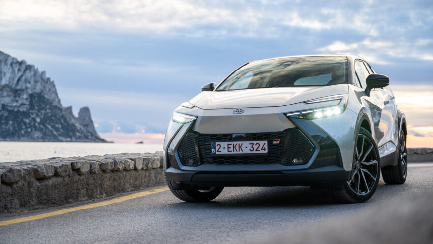 Toyota C-HR täyshybridi neliveto