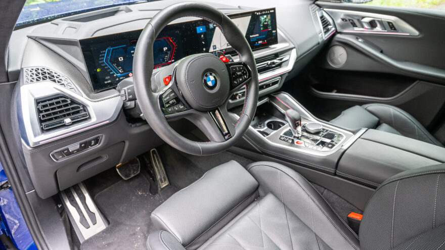 BMW XM koeajo lataushybridi