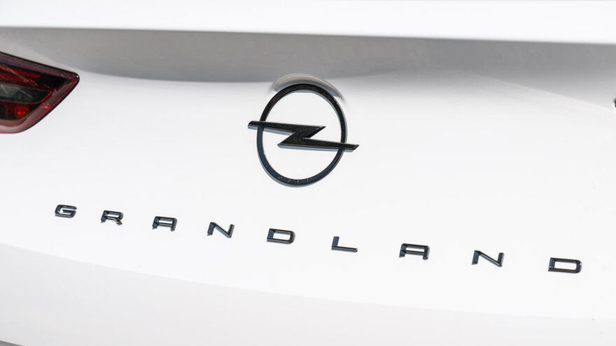 Opel Grandland GSe PHEV AWD lataushybridi neliveto