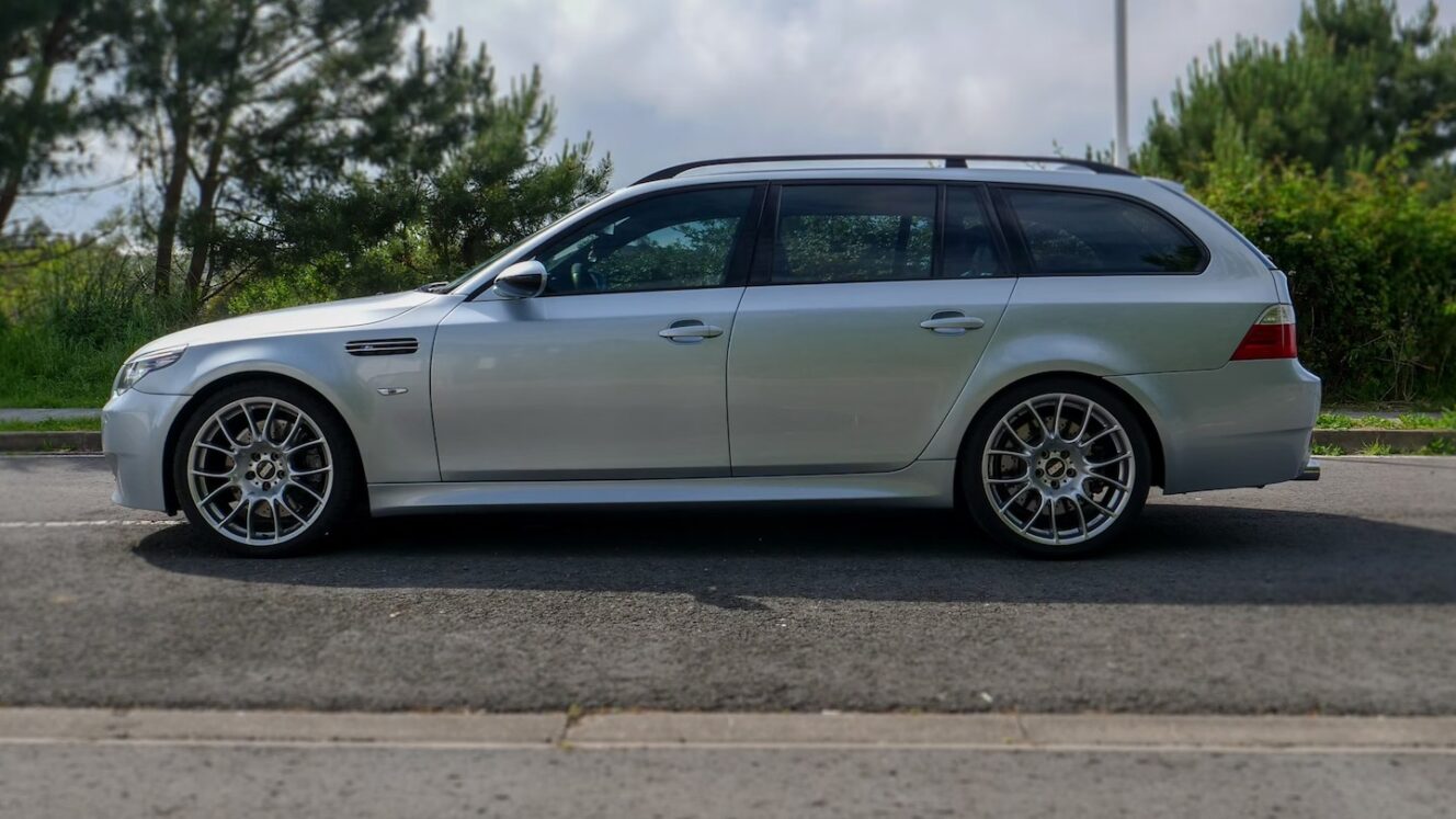 BMW M5 Touring huutokauppa V10 farmari