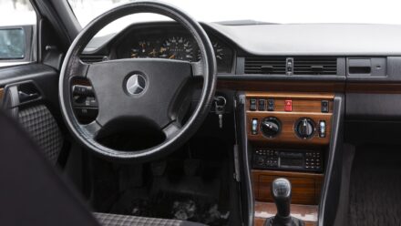 Mercedes-Benz S124 250 TD sisusta