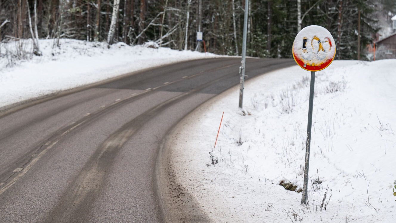 lumi liikennemerkki nopeusrajoitus peittää päivän kuva