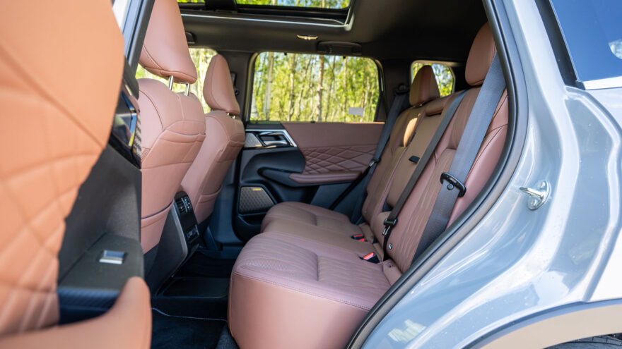 Mitsubishi Outlander PHEV lataushybridi