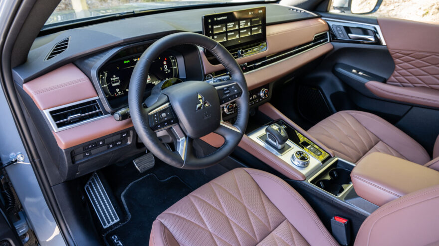 Mitsubishi Outlander PHEV lataushybridi