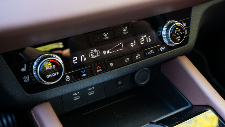 Mitsubishi Outlander PHEV lataushybridi