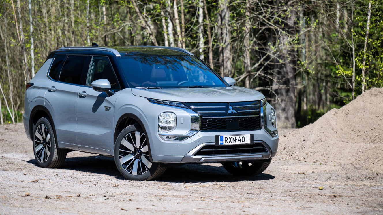 Mitsubishi Outlander PHEV lataushybridi
