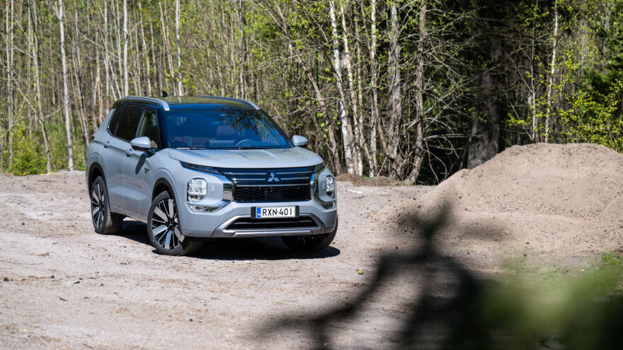 Mitsubishi Outlander PHEV lataushybridi
