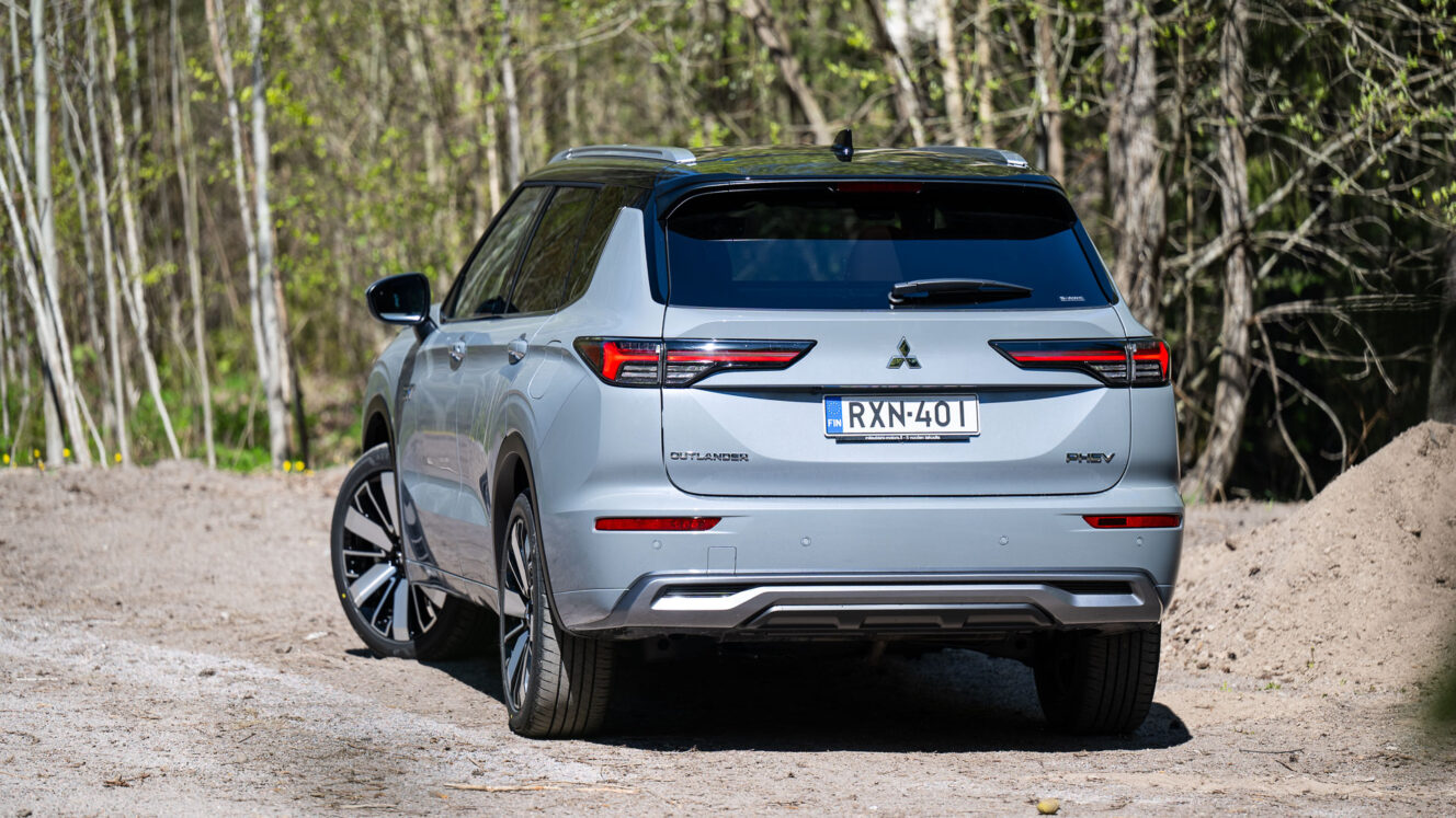 Mitsubishi Outlander PHEV lataushybridi