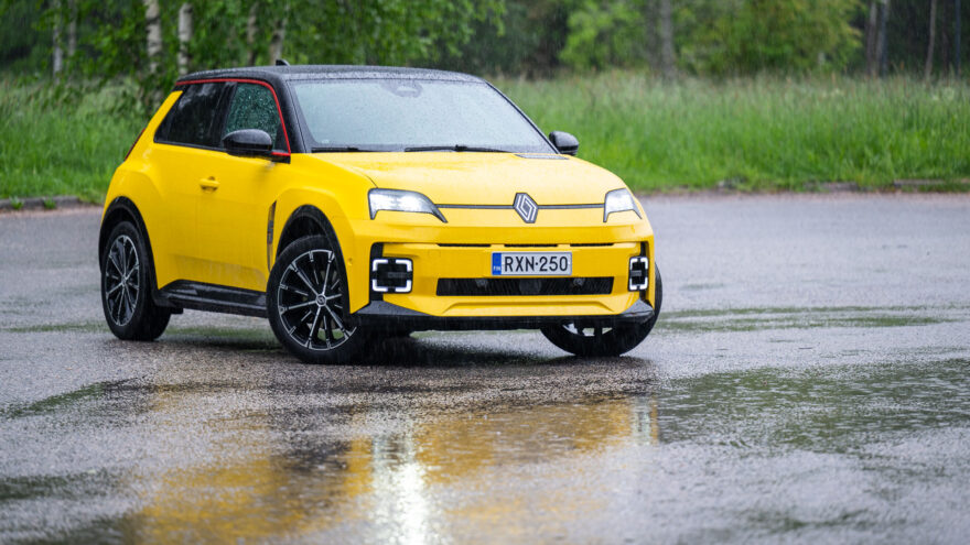 Renault 5 Comfort Range sähköauto koeajo Suomi kokemukset