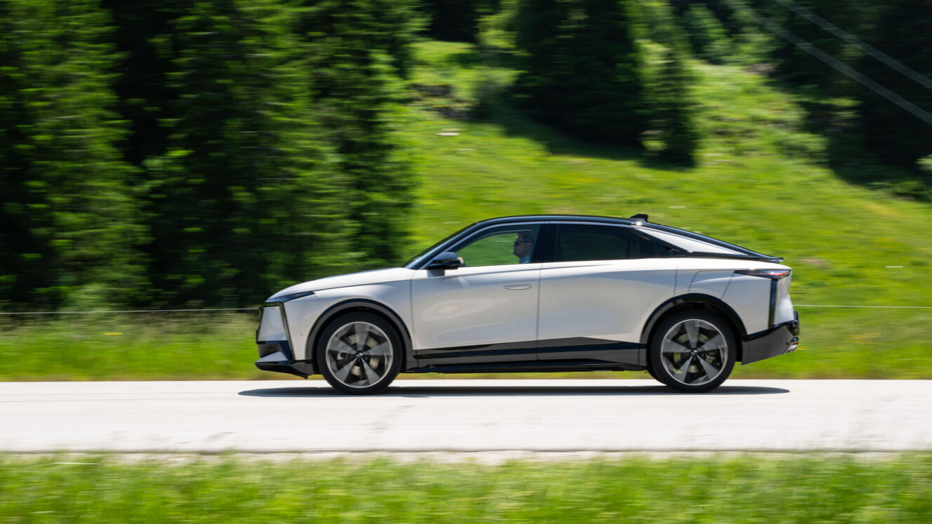 DS N°8 sähköauto ranskalainen iso sitikka