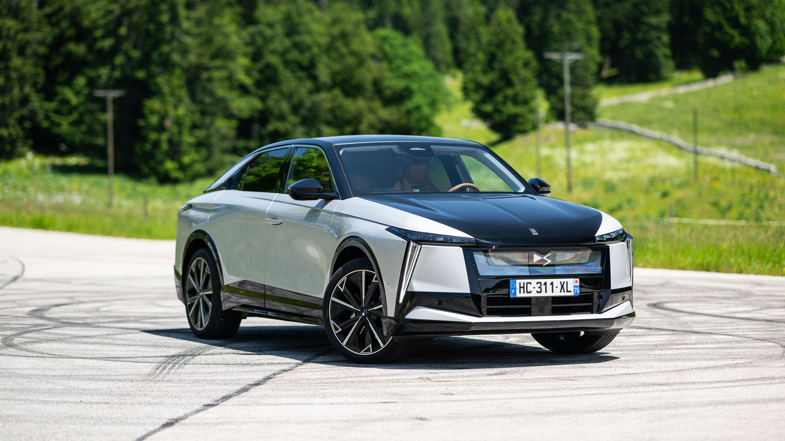 DS N°8 sähköauto ranskalainen iso sitikka