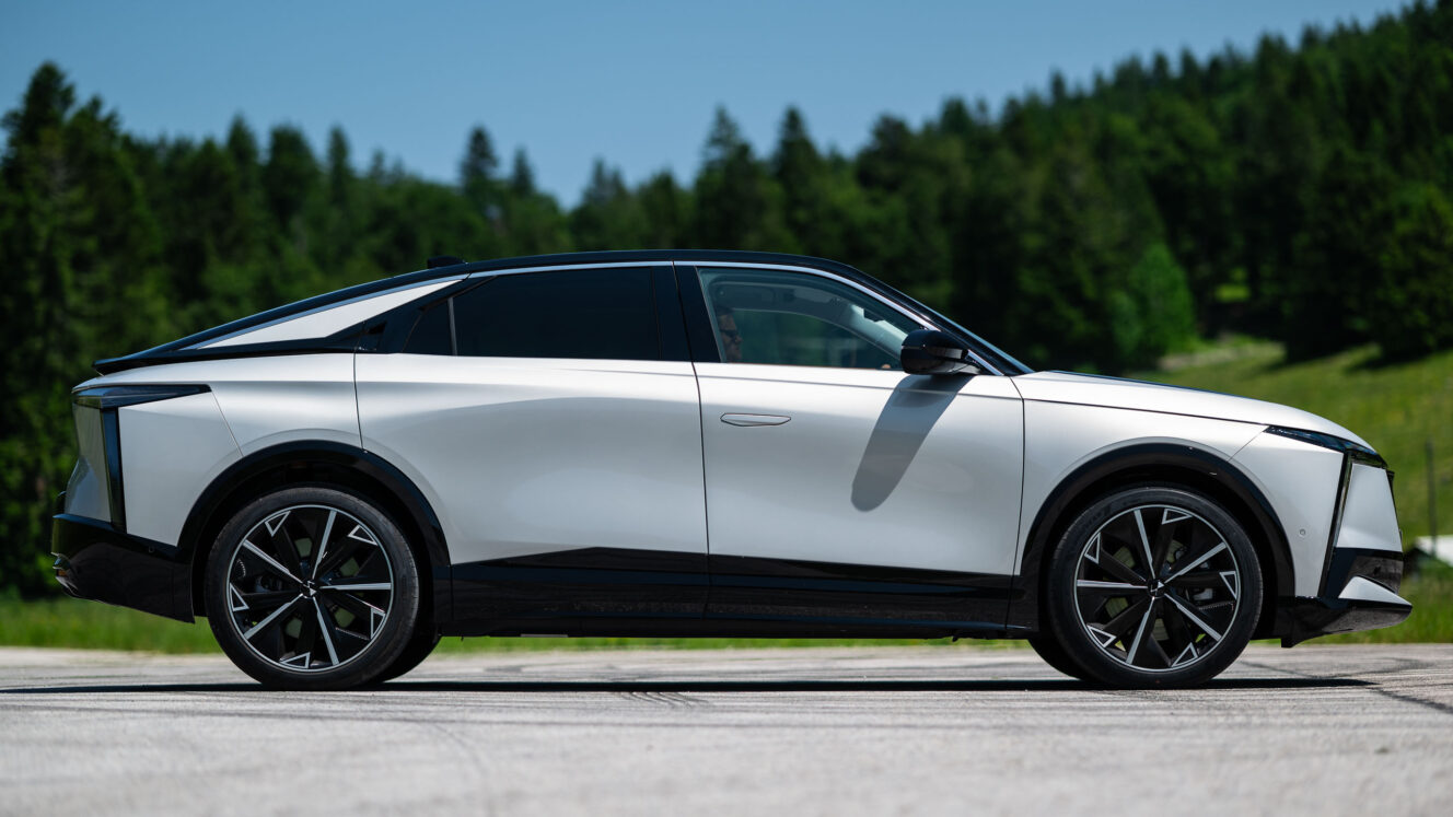 DS N°8 sähköauto ranskalainen iso sitikka