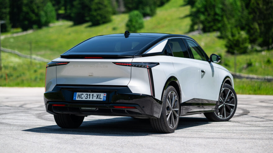 DS N°8 sähköauto ranskalainen iso sitikka