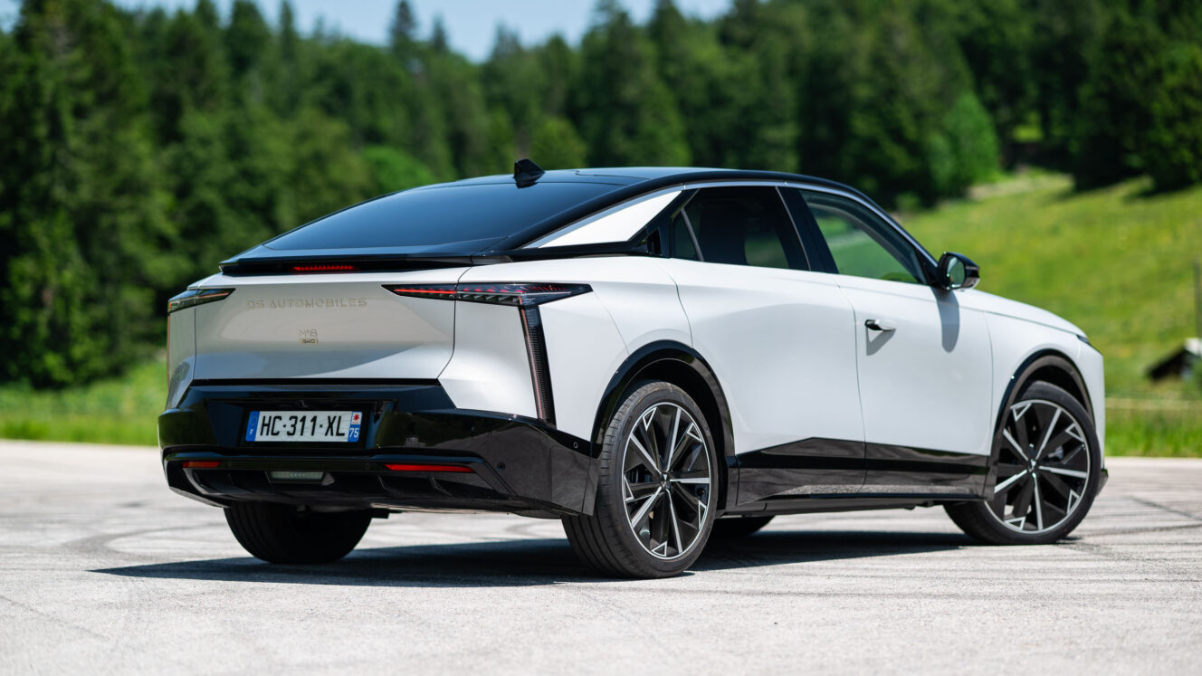 DS N°8 sähköauto ranskalainen iso sitikka