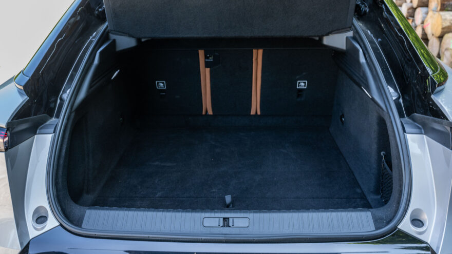 DS N°8 sähköauto ranskalainen iso sitikka