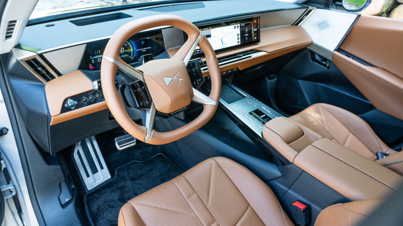 DS N°8 sähköauto ranskalainen iso sitikka